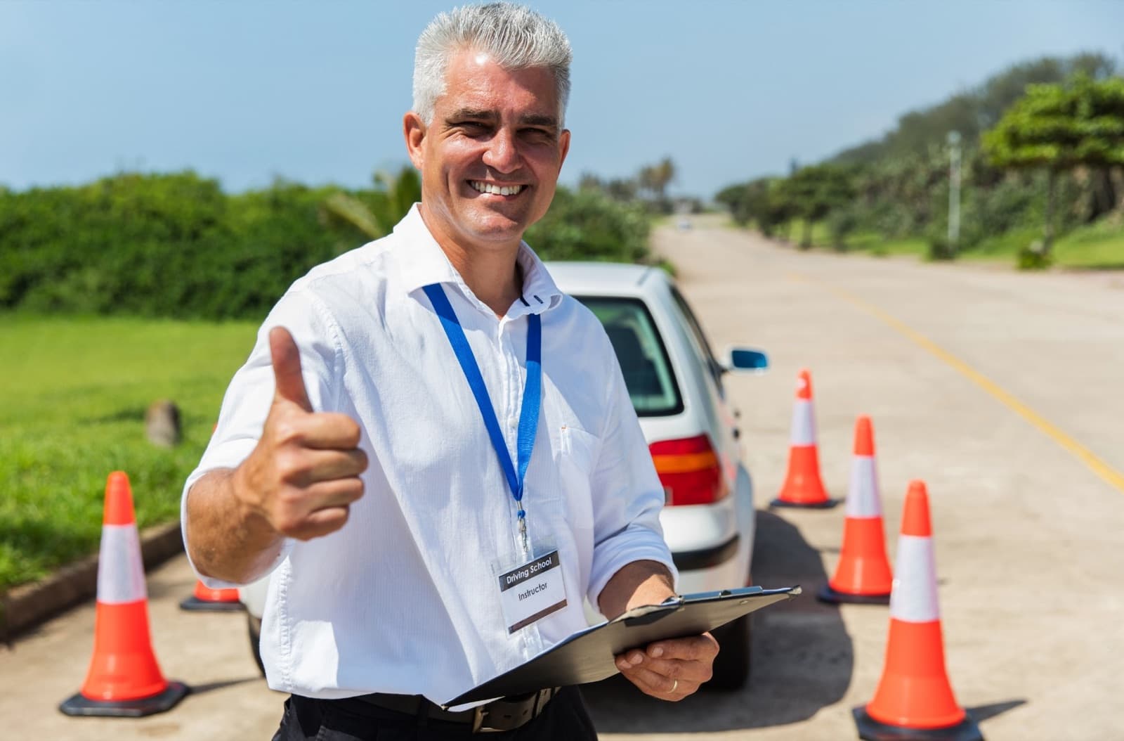 Persone attorno a un kart durante un evento del circuito