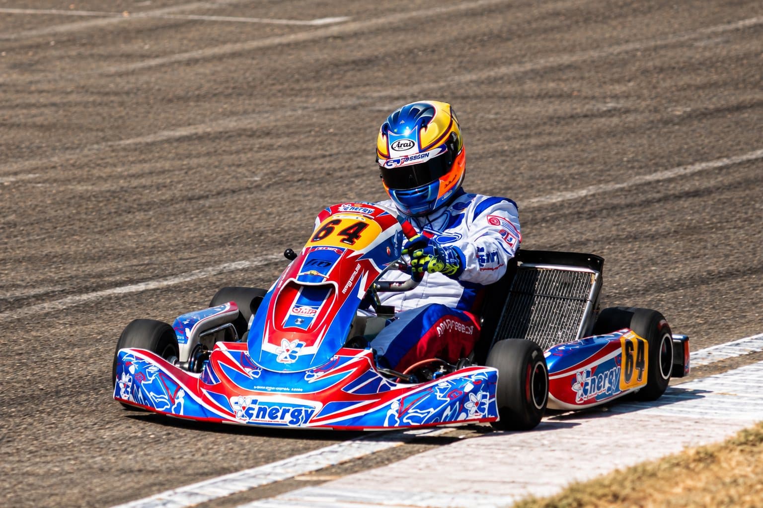 Pilota in kart sul circuito durante una sessione in pista
