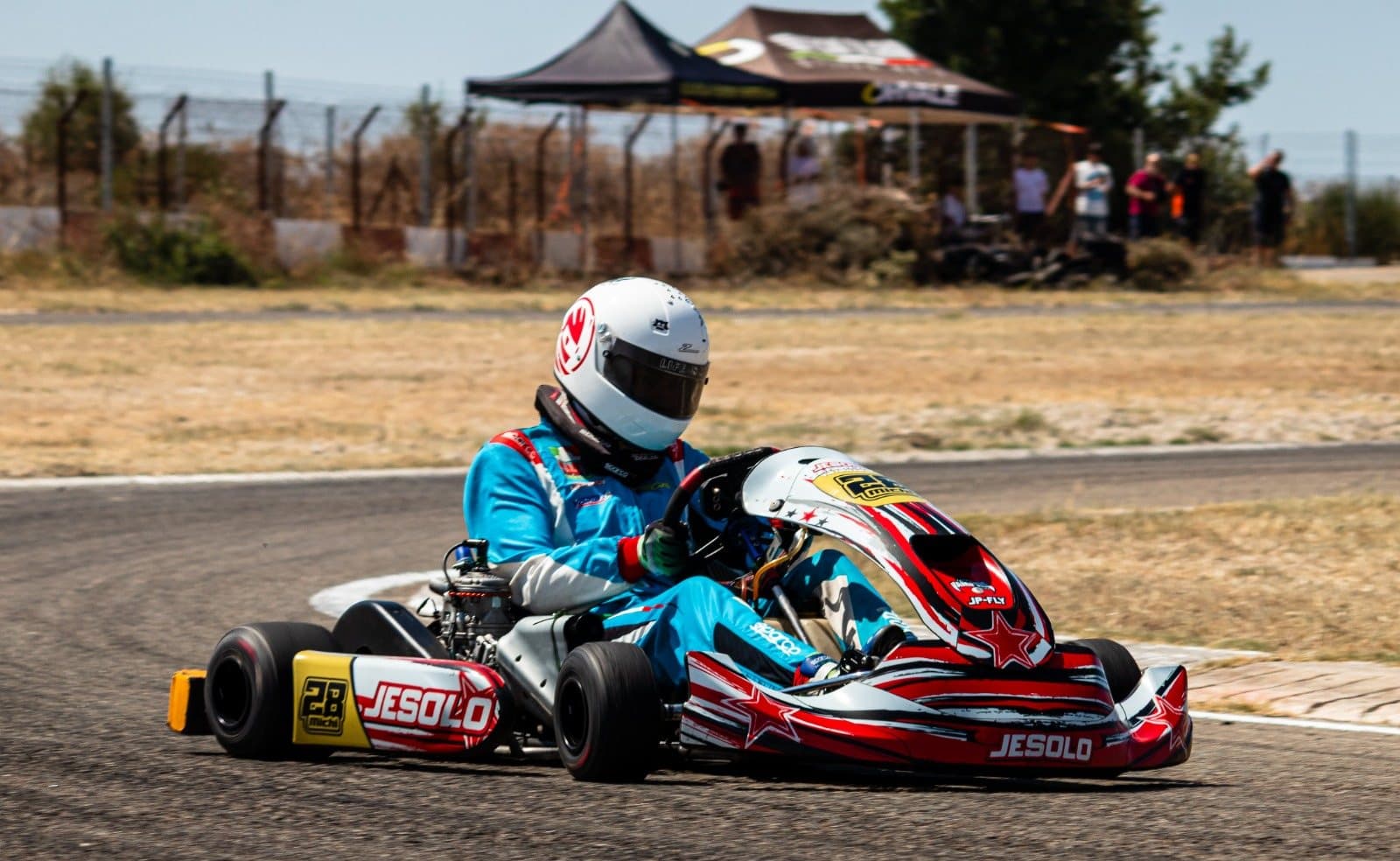 Pilota in kart in curva al kartodromo NuragiKart