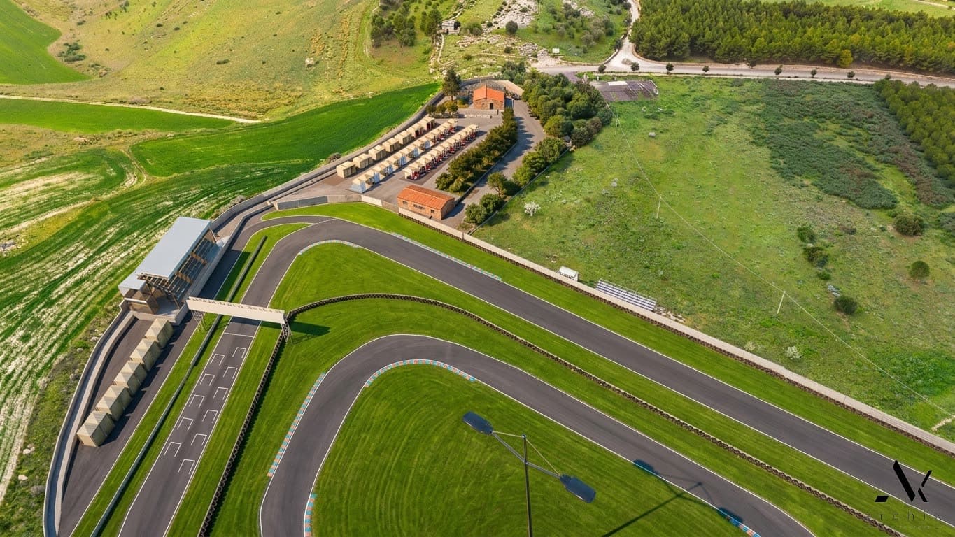 Vista aerea del rettilineo principale con il traguardo e il paddock